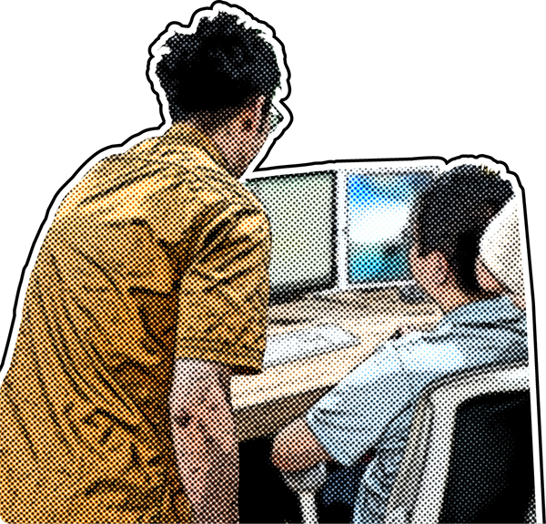 モニターを見つめる男性